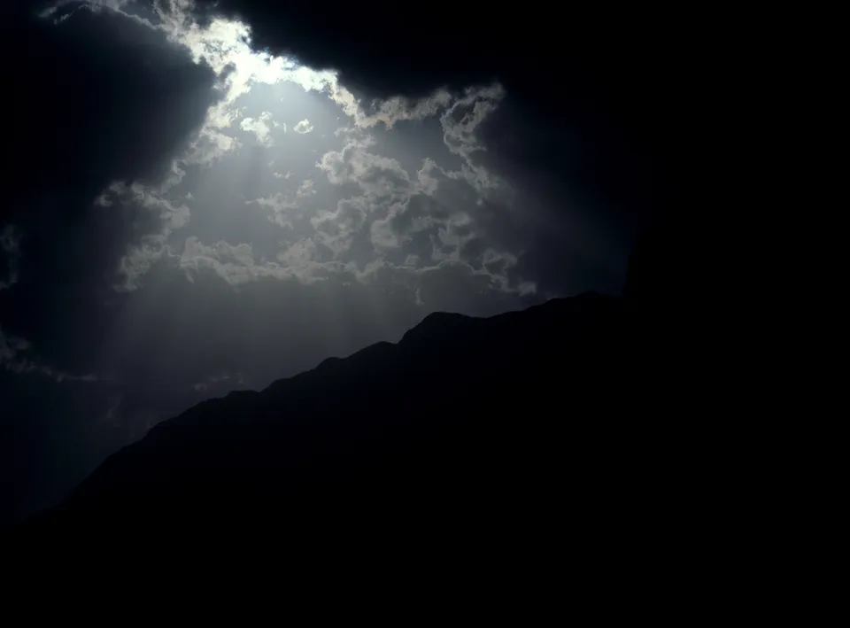 Hinter den Wolken