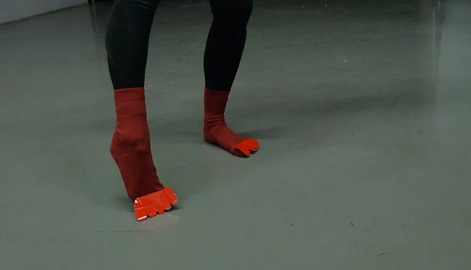 Smuggling choreography/ painterly trauma