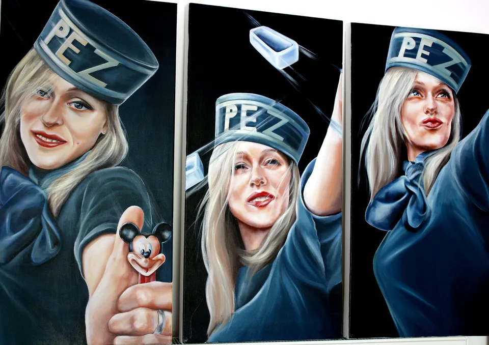Pez Girls. 3 teilige Serie. Model Sarah mit Pezspender