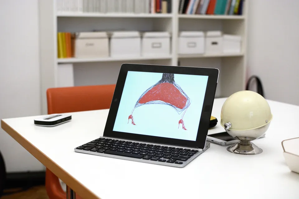 Arbeitstisch im Studio von Miriam K. Trilety