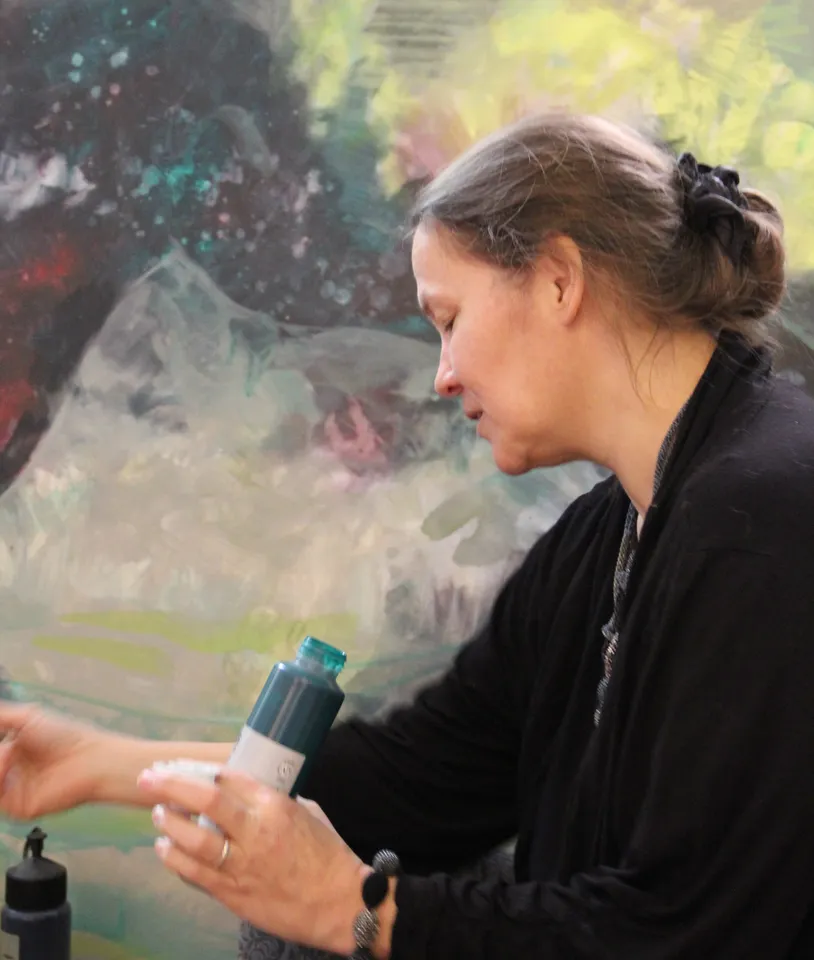 Mo Häusler bei der Arbeit in ihrem Atelier