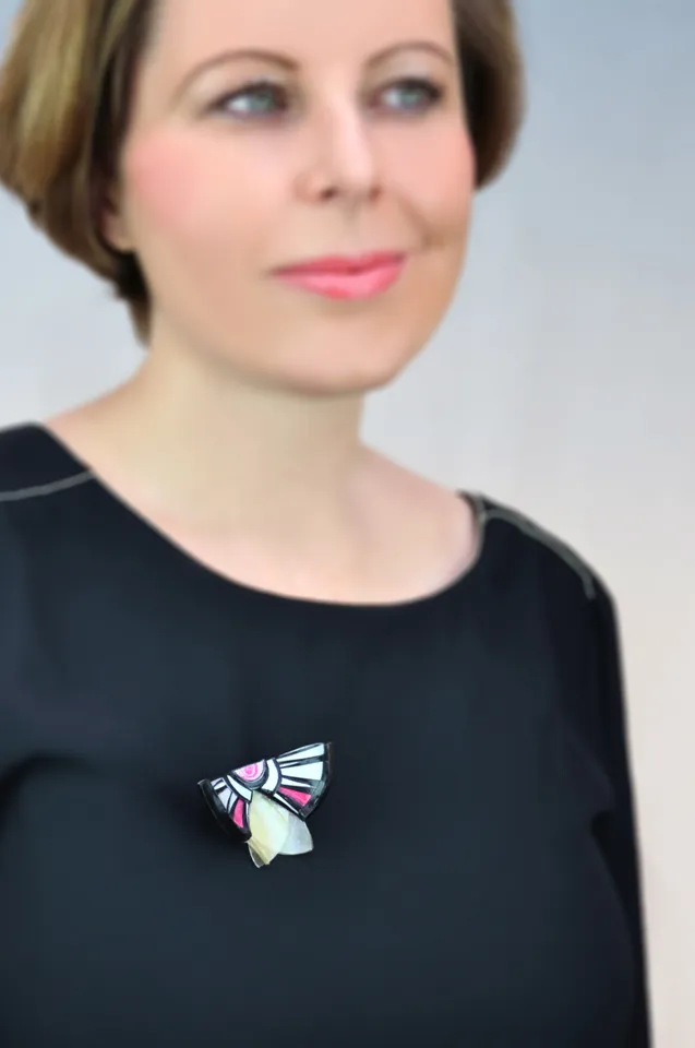 Zlata Kalusová, Brosche aus Papier